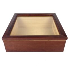 Medinė vitrininė dėžutė atverčiamu dangčiu su stiklu 40,5x44x18 cm