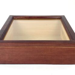 Medinė vitrininė dėžutė atverčiamu dangčiu su stiklu 40,5x44x18 cm