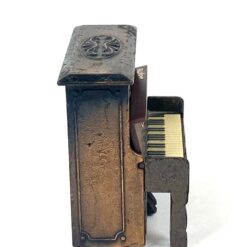 Vintažinis PlayMe drožtukas – senovinio pianino imitacija 4x6x6 cm