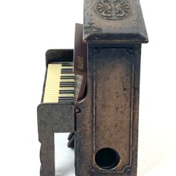 Vintažinis PlayMe drožtukas – senovinio pianino imitacija 4x6x6 cm