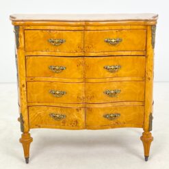 Riešutmedžio lukšto komoda su žalvario apdailomis 44,5x89x80 cm