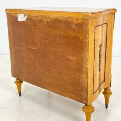 Riešutmedžio lukšto komoda su žalvario apdailomis 44,5x89x80 cm