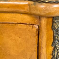 Riešutmedžio lukšto komoda su žalvario apdailomis 44,5x89x80 cm