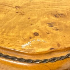 Riešutmedžio lukšto komoda su žalvario apdailomis 44,5x89x80 cm