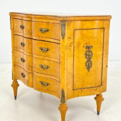 Riešutmedžio lukšto komoda su žalvario apdailomis 44,5x89x80 cm