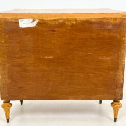 Riešutmedžio lukšto komoda su žalvario apdailomis 44,5x89x80 cm