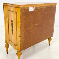 Riešutmedžio lukšto komoda su žalvario apdailomis 44,5x89x80 cm