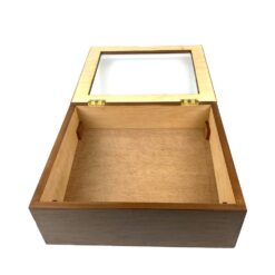 Medinė vitrininė dėžė atverčiamu dangčiu su stiklu 41×43,5×17 cm