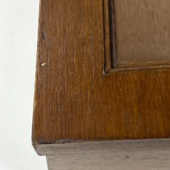 Medinė vitrininė dėžė atverčiamu dangčiu su stiklu 41×43,5×17 cm