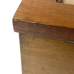 Medinė vitrininė dėžė atverčiamu dangčiu su stiklu 41×43,5×17 cm