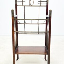 Art Nouveau stiliaus raudonmedžio ir žalvario laikraštinė 29,5×44,5×93 cm