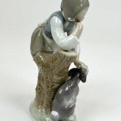 Porcelianinė Lladró mergaitės su šuniu statula “Caress and Rest” Nr. 1246 10x14x21 cm