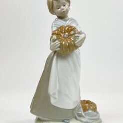 Porcelianinė NAO by Lladró mergaitės su moliūgais statula 14x17x30 cm