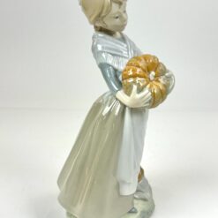 Porcelianinė NAO by Lladró mergaitės su moliūgais statula 14x17x30 cm