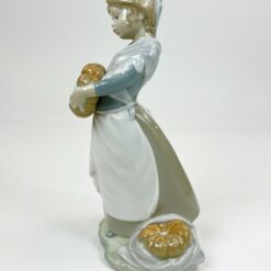 Porcelianinė NAO by Lladró mergaitės su moliūgais statula 14x17x30 cm