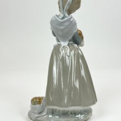 Porcelianinė NAO by Lladró mergaitės su moliūgais statula 14x17x30 cm