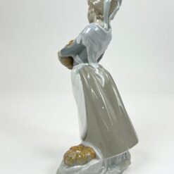 Porcelianinė NAO by Lladró mergaitės su moliūgais statula 14x17x30 cm