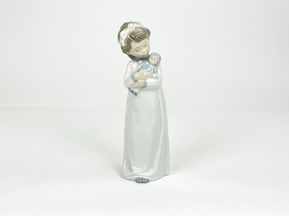 HK1293-porcelianines-skulpturos-2 Porcelianinė NAO by Lladró mergaitės su lėle statula Nr. 598 8x8x25 cm