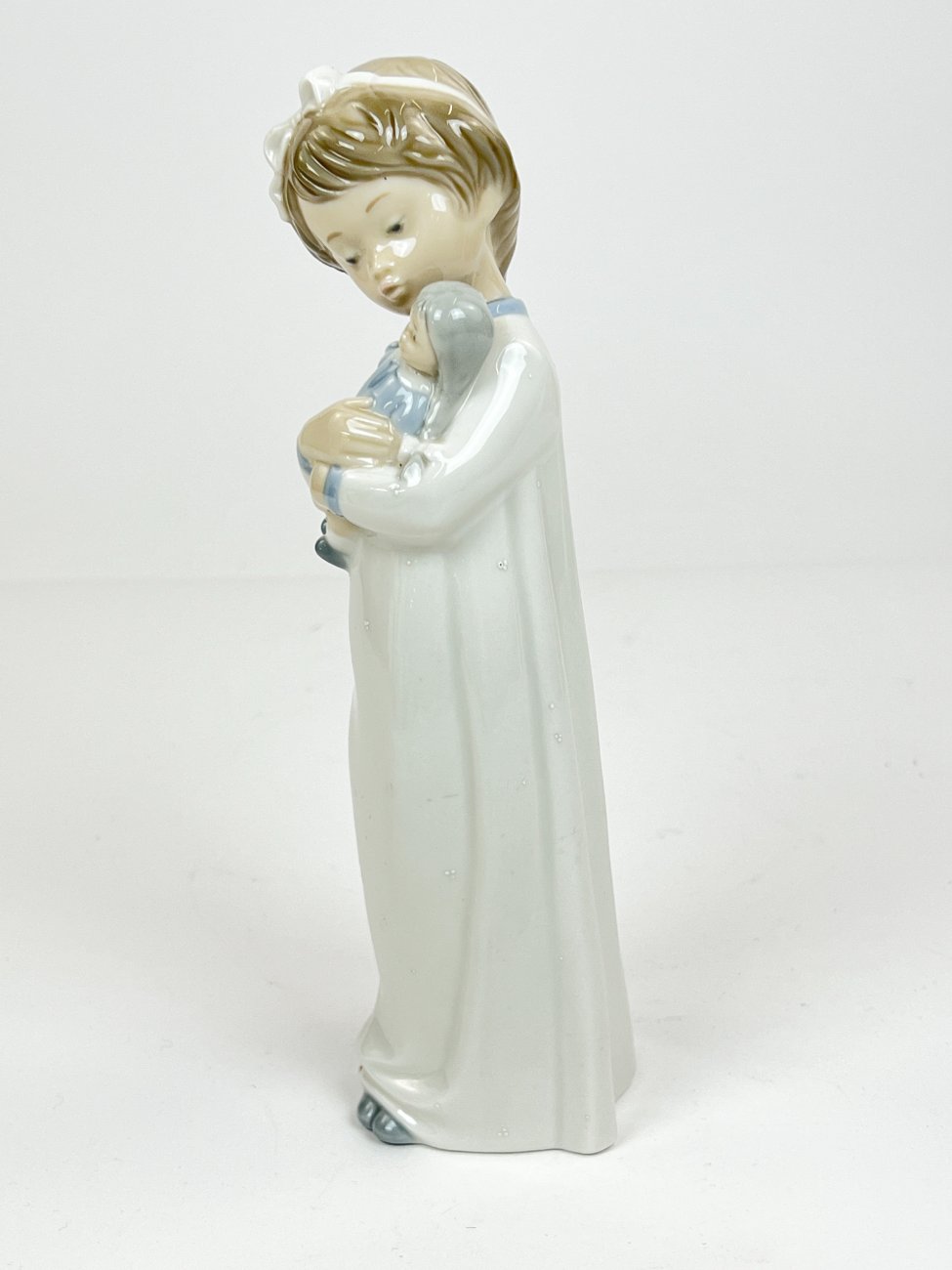 HK1293-porcelianines-skulpturos-3 Porcelianinė NAO by Lladró mergaitės su lėle statula Nr. 598 8x8x25 cm