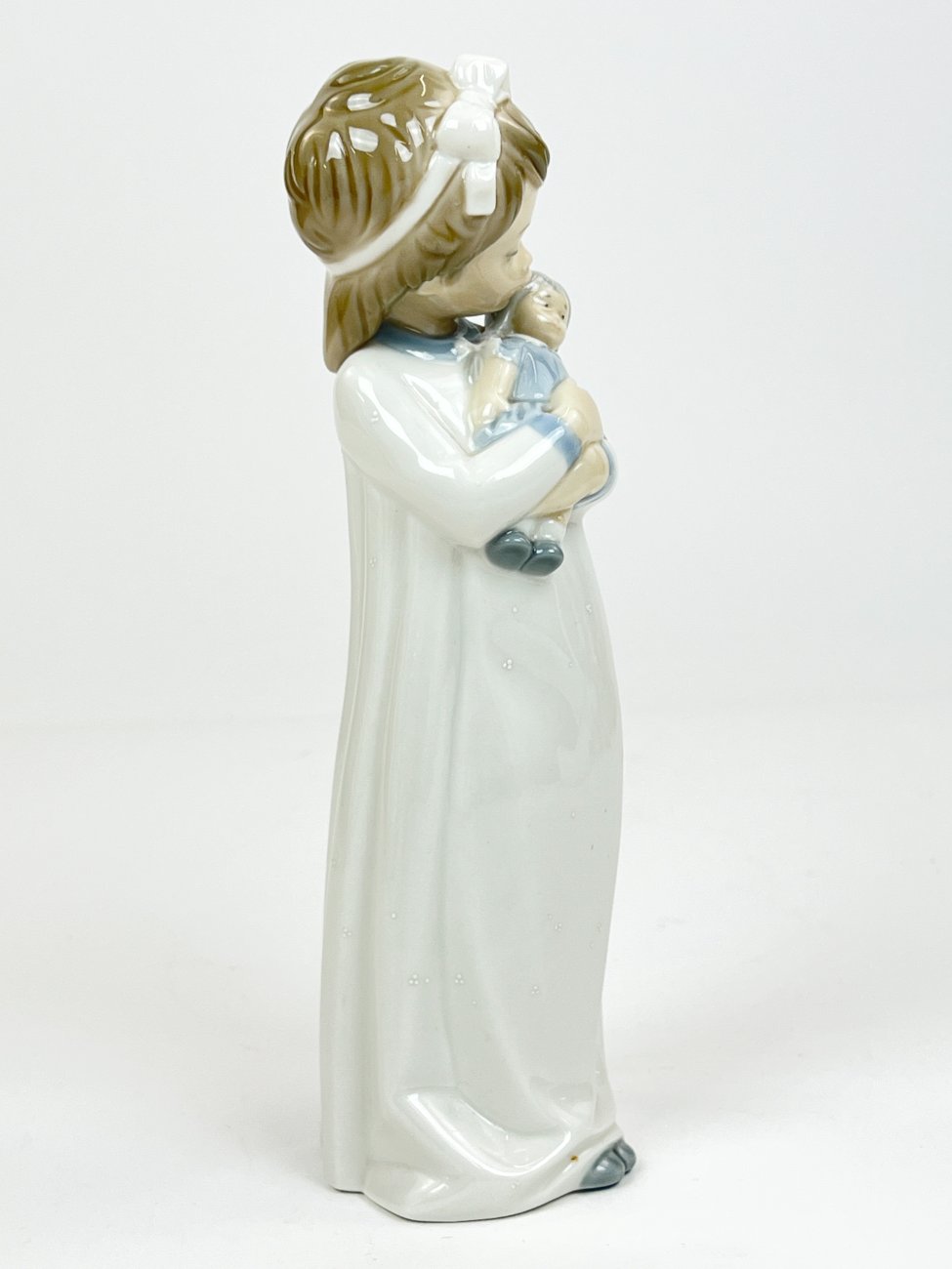 HK1293-porcelianines-skulpturos-4 Porcelianinė NAO by Lladró mergaitės su lėle statula Nr. 598 8x8x25 cm