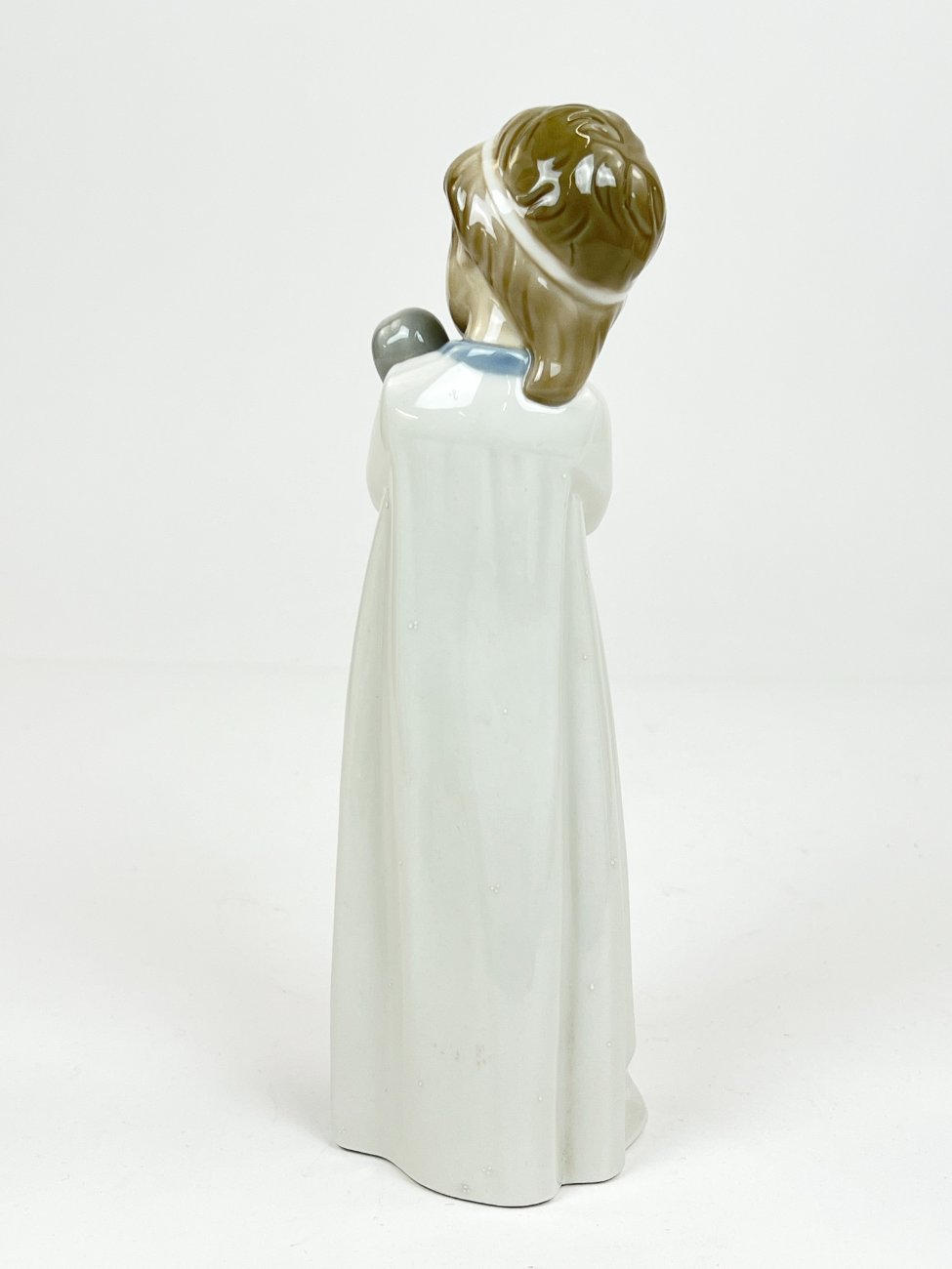 HK1293-porcelianines-skulpturos-5 Porcelianinė NAO by Lladró mergaitės su lėle statula Nr. 598 8x8x25 cm