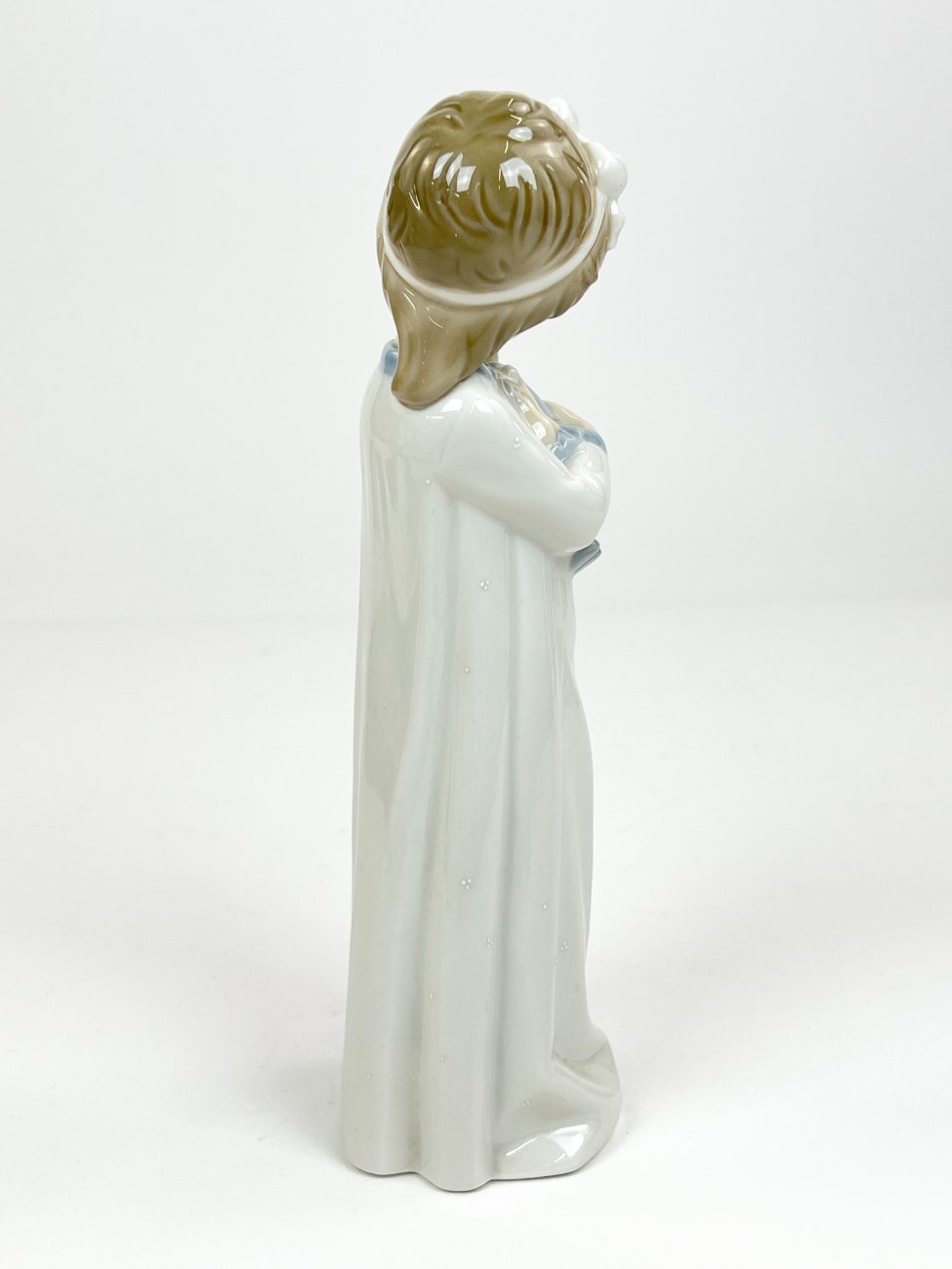 HK1293-porcelianines-skulpturos-7 Porcelianinė NAO by Lladró mergaitės su lėle statula Nr. 598 8x8x25 cm