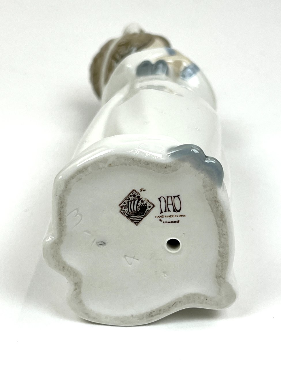 HK1293-porcelianines-skulpturos-8 Porcelianinė NAO by Lladró mergaitės su lėle statula Nr. 598 8x8x25 cm