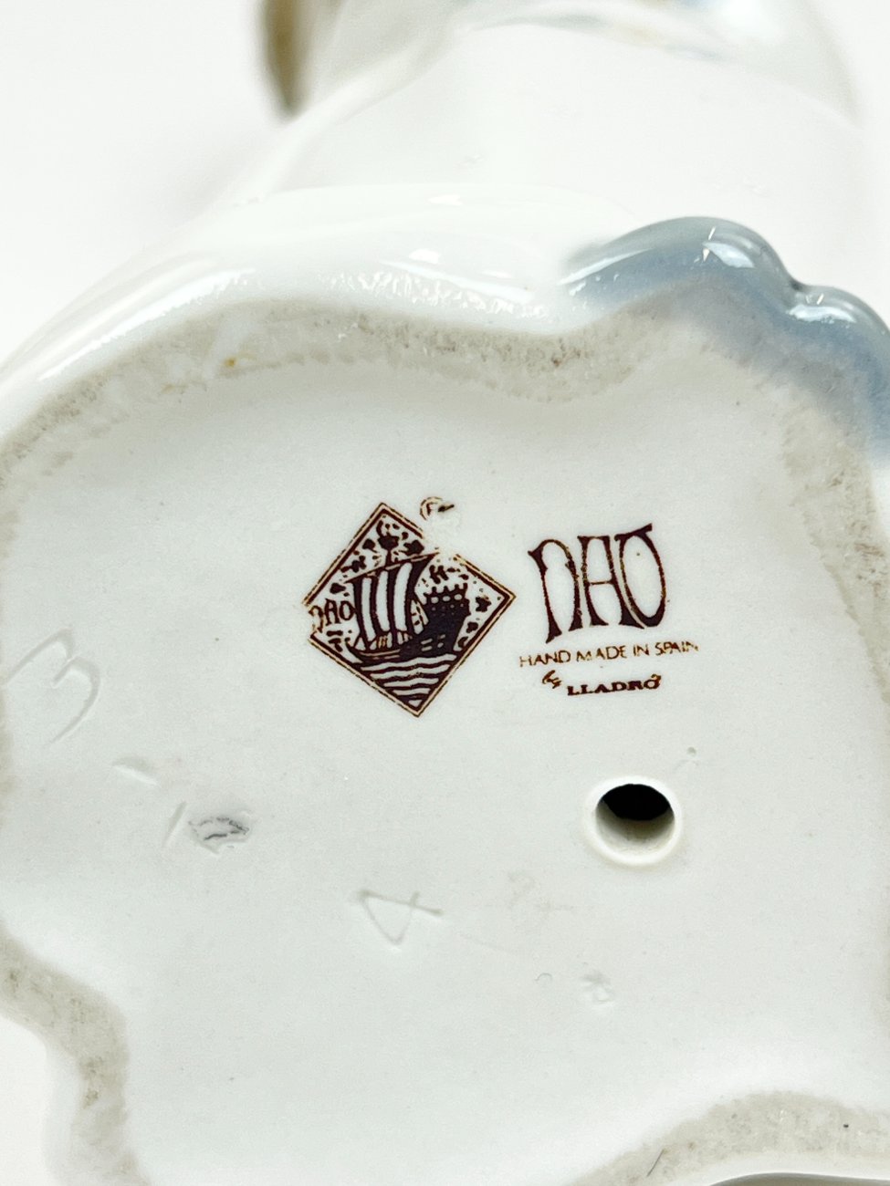 HK1293-porcelianines-skulpturos-9 Porcelianinė NAO by Lladró mergaitės su lėle statula Nr. 598 8x8x25 cm