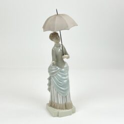 Porcelianinė NAO by Lladró jaunos moters su skėčiu statula 13x9x34 cm