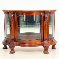 “Pulaski Furniture” raudonmedžio vitrinėlė gaubtais šonais, su apšvietimu 48x122x87 cm