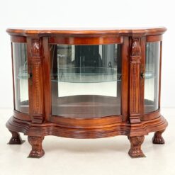 “Pulaski Furniture” raudonmedžio vitrinėlė gaubtais šonais, su apšvietimu 48x122x87 cm