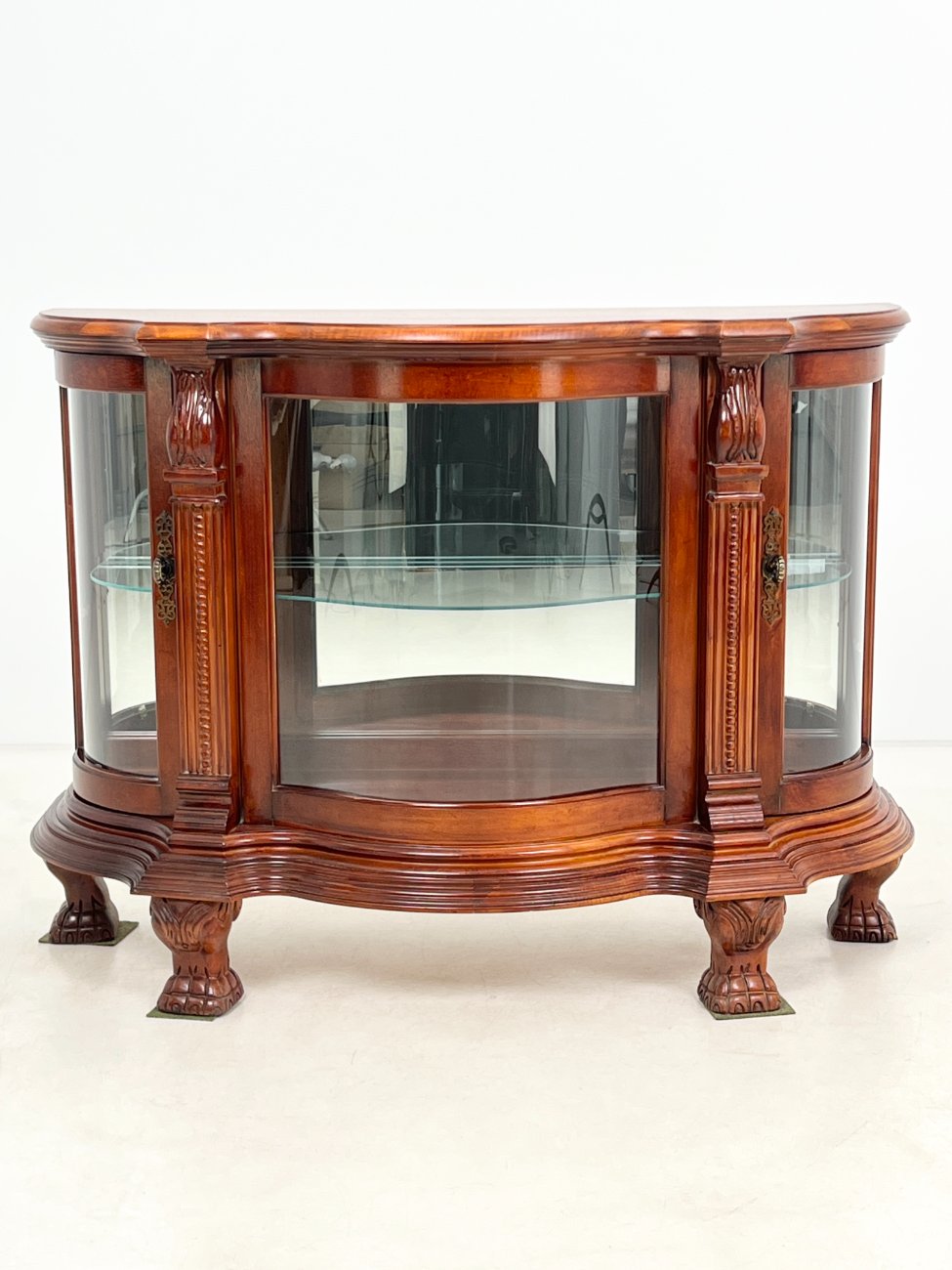 HK1303-vitrinos-1 “Pulaski Furniture” raudonmedžio vitrinėlė gaubtais šonais, su apšvietimu 48x122x87 cm