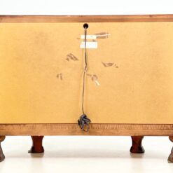 “Pulaski Furniture” raudonmedžio vitrinėlė gaubtais šonais, su apšvietimu 48x122x87 cm