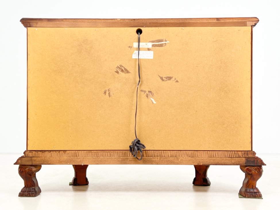 HK1303-vitrinos-10 “Pulaski Furniture” raudonmedžio vitrinėlė gaubtais šonais, su apšvietimu 48x122x87 cm