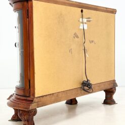 “Pulaski Furniture” raudonmedžio vitrinėlė gaubtais šonais, su apšvietimu 48x122x87 cm