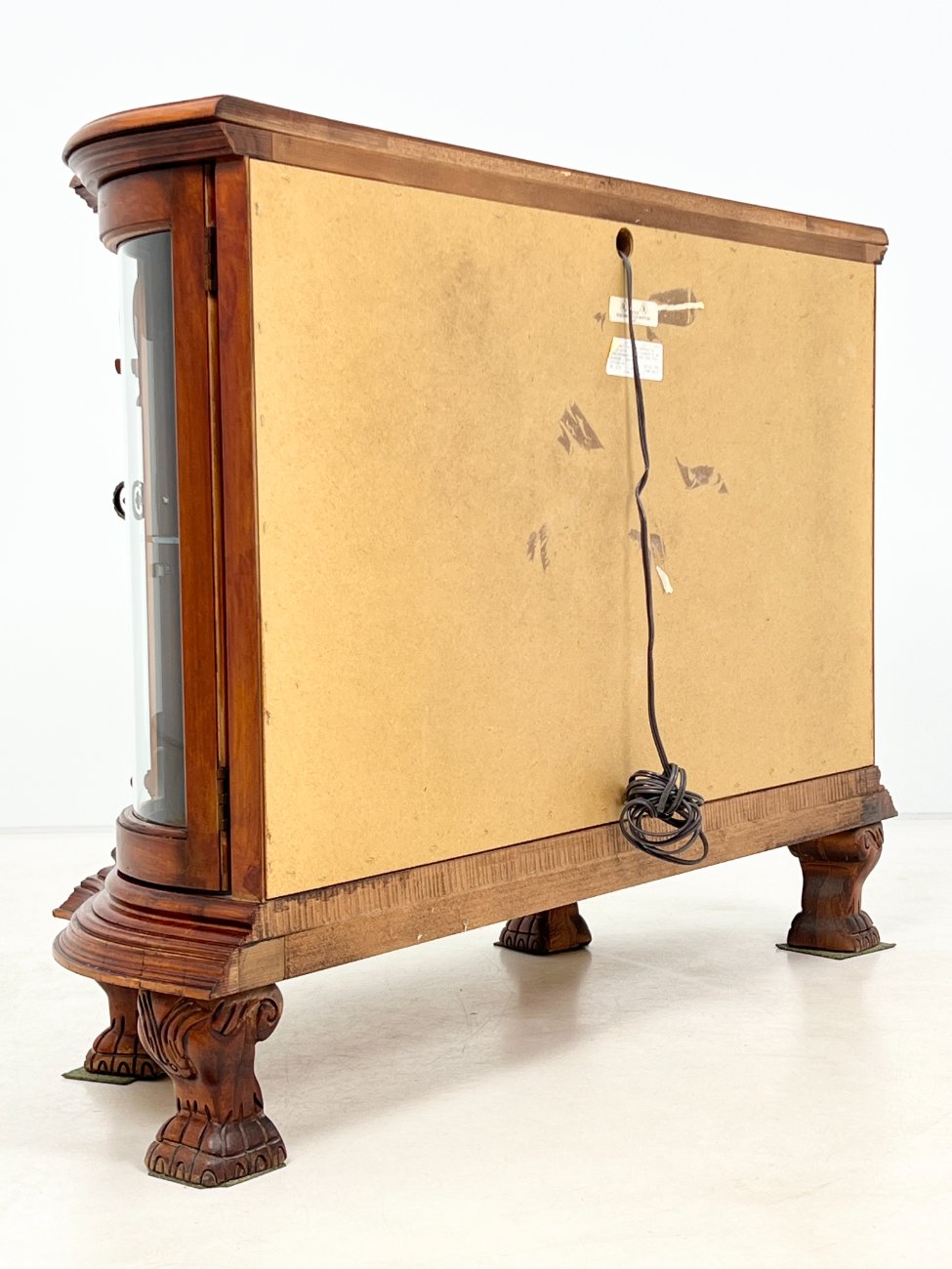 HK1303-vitrinos-11 “Pulaski Furniture” raudonmedžio vitrinėlė gaubtais šonais, su apšvietimu 48x122x87 cm