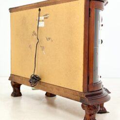 “Pulaski Furniture” raudonmedžio vitrinėlė gaubtais šonais, su apšvietimu 48x122x87 cm