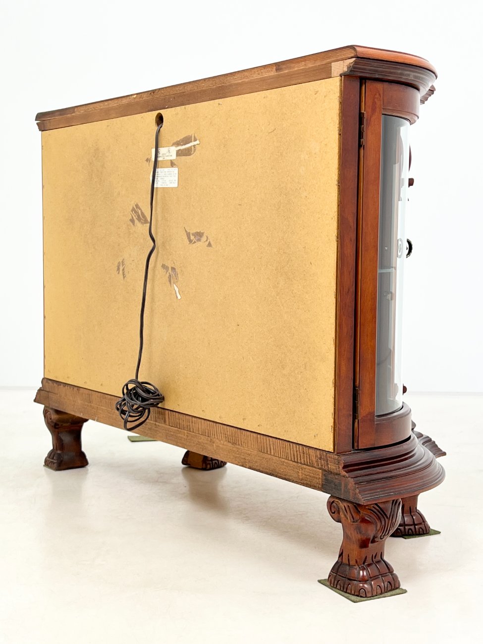 HK1303-vitrinos-12 “Pulaski Furniture” raudonmedžio vitrinėlė gaubtais šonais, su apšvietimu 48x122x87 cm