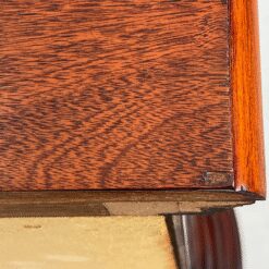 “Pulaski Furniture” raudonmedžio vitrinėlė gaubtais šonais, su apšvietimu 48x122x87 cm