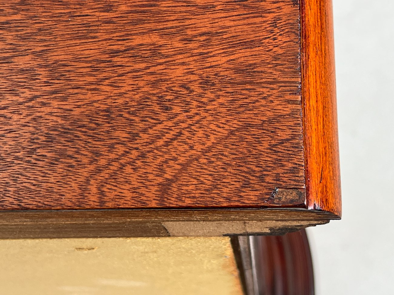 HK1303-vitrinos-13 “Pulaski Furniture” raudonmedžio vitrinėlė gaubtais šonais, su apšvietimu 48x122x87 cm