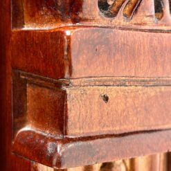 “Pulaski Furniture” raudonmedžio vitrinėlė gaubtais šonais, su apšvietimu 48x122x87 cm