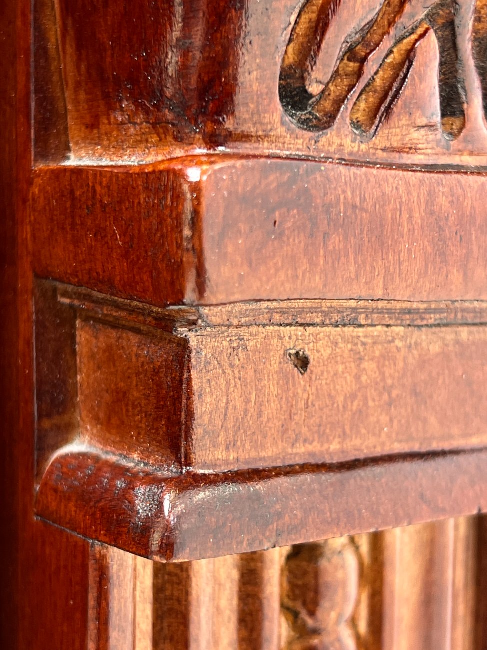 HK1303-vitrinos-14 “Pulaski Furniture” raudonmedžio vitrinėlė gaubtais šonais, su apšvietimu 48x122x87 cm