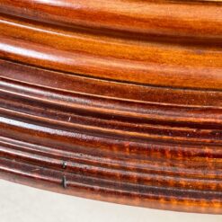 “Pulaski Furniture” raudonmedžio vitrinėlė gaubtais šonais, su apšvietimu 48x122x87 cm