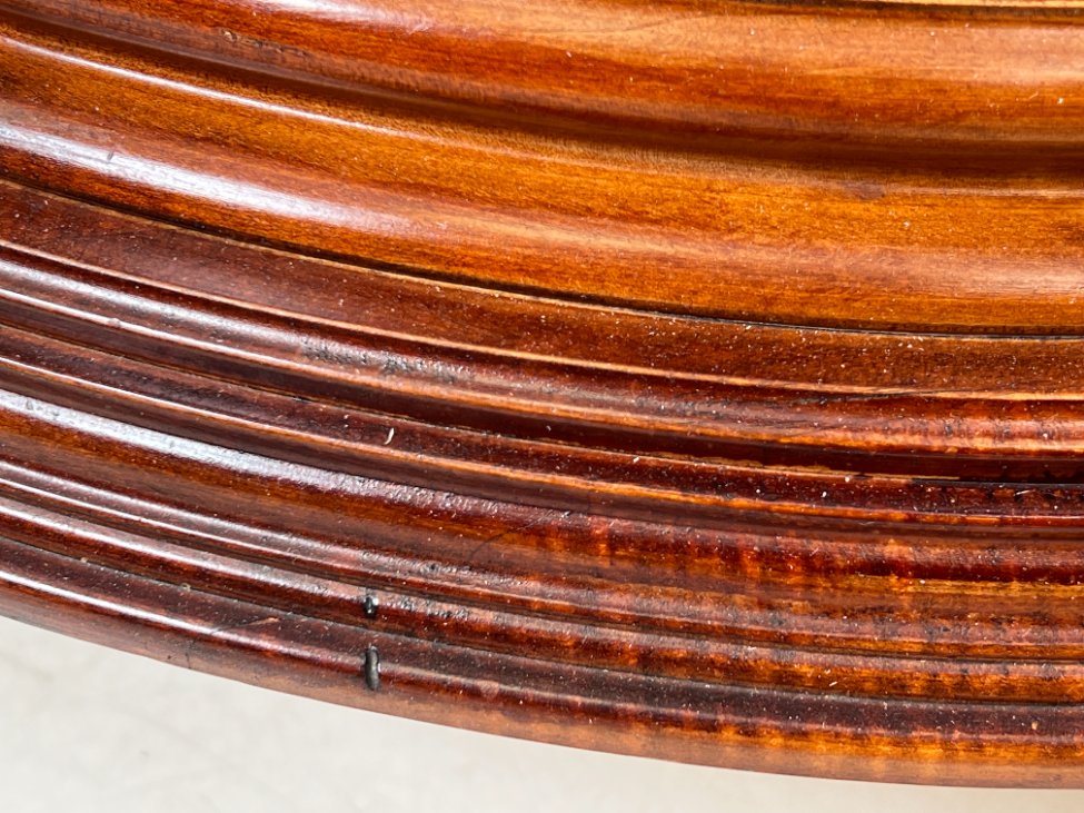 HK1303-vitrinos-15 “Pulaski Furniture” raudonmedžio vitrinėlė gaubtais šonais, su apšvietimu 48x122x87 cm