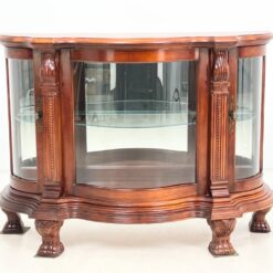 “Pulaski Furniture” raudonmedžio vitrinėlė gaubtais šonais, su apšvietimu 48x122x87 cm