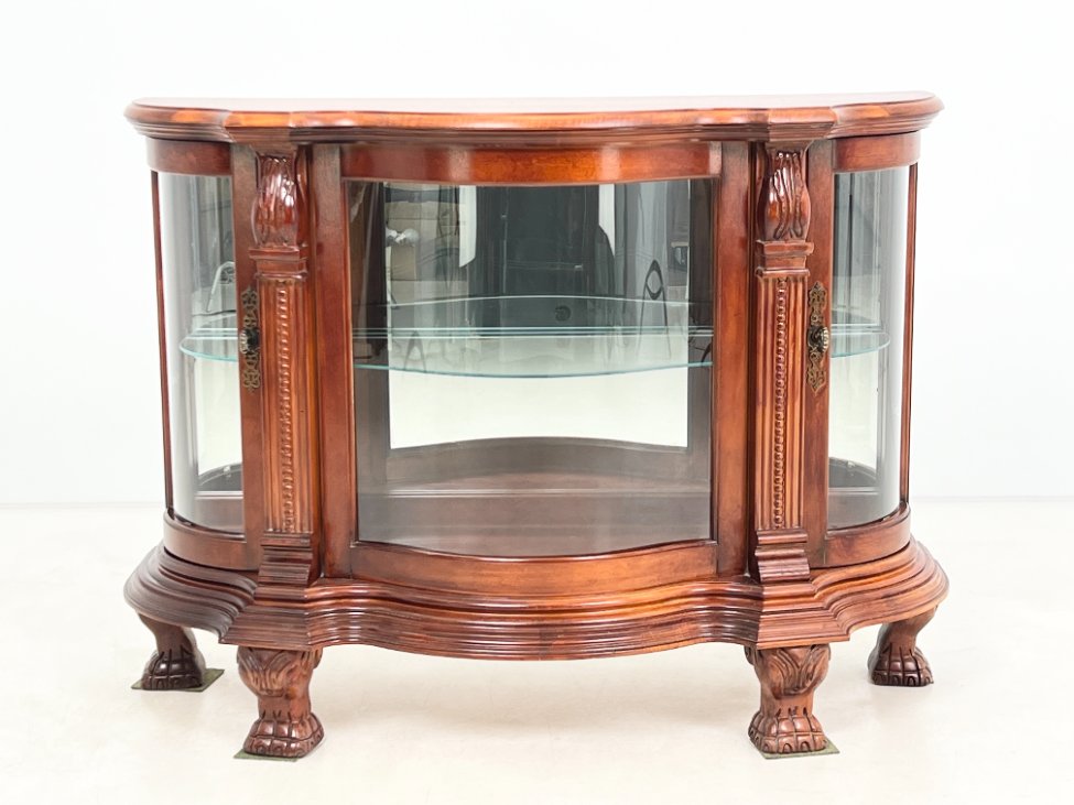 HK1303-vitrinos-2 “Pulaski Furniture” raudonmedžio vitrinėlė gaubtais šonais, su apšvietimu 48x122x87 cm