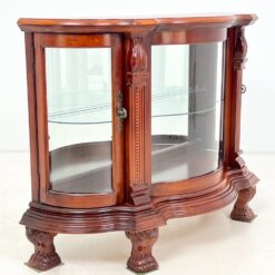 “Pulaski Furniture” raudonmedžio vitrinėlė gaubtais šonais, su apšvietimu 48x122x87 cm