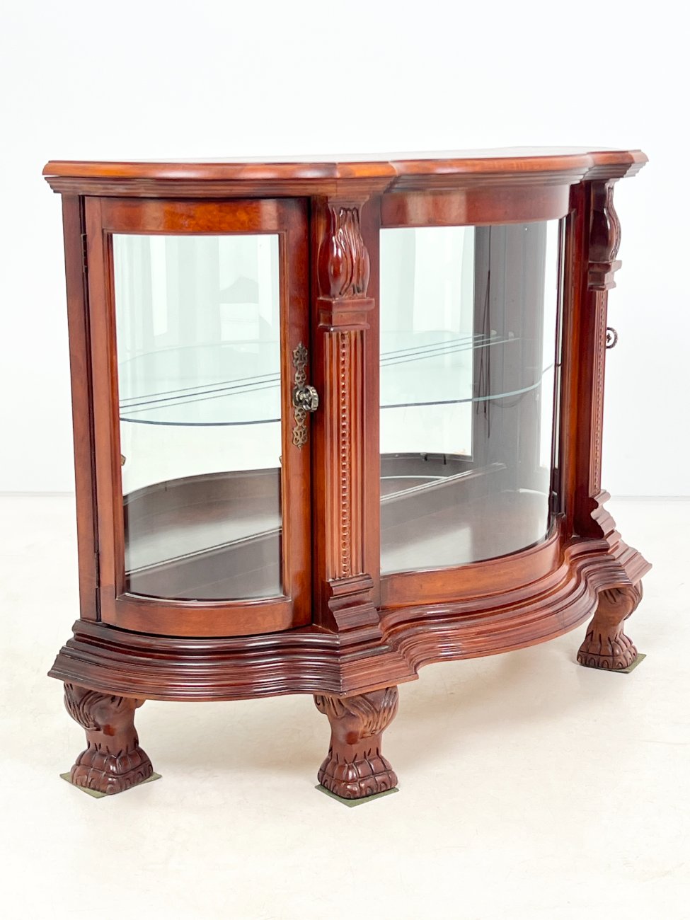 HK1303-vitrinos-3 “Pulaski Furniture” raudonmedžio vitrinėlė gaubtais šonais, su apšvietimu 48x122x87 cm