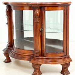 “Pulaski Furniture” raudonmedžio vitrinėlė gaubtais šonais, su apšvietimu 48x122x87 cm