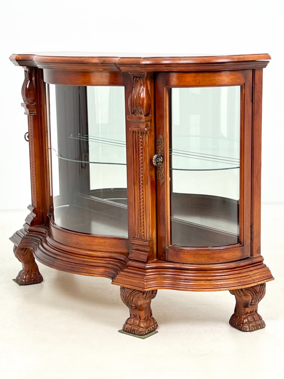 HK1303-vitrinos-4 “Pulaski Furniture” raudonmedžio vitrinėlė gaubtais šonais, su apšvietimu 48x122x87 cm